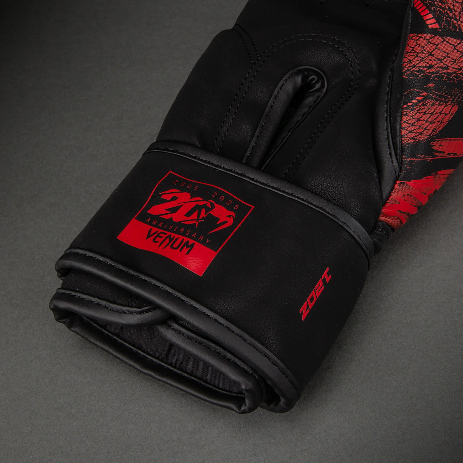 Venum 20th Anniversary Boxing Gloves - Black/Red - Image 5