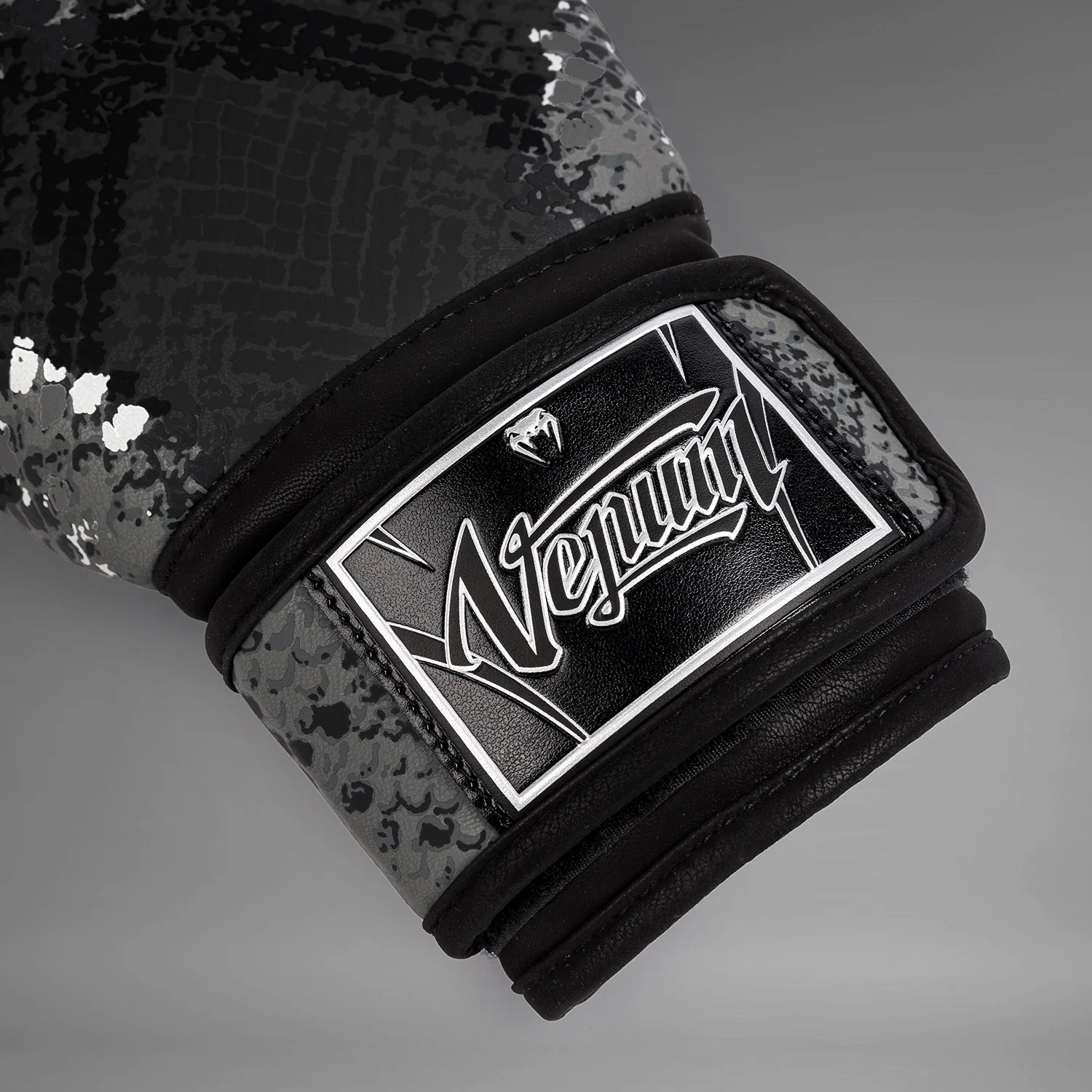 Venum Amazonia Boxing Gloves - Dark grey - Image 6