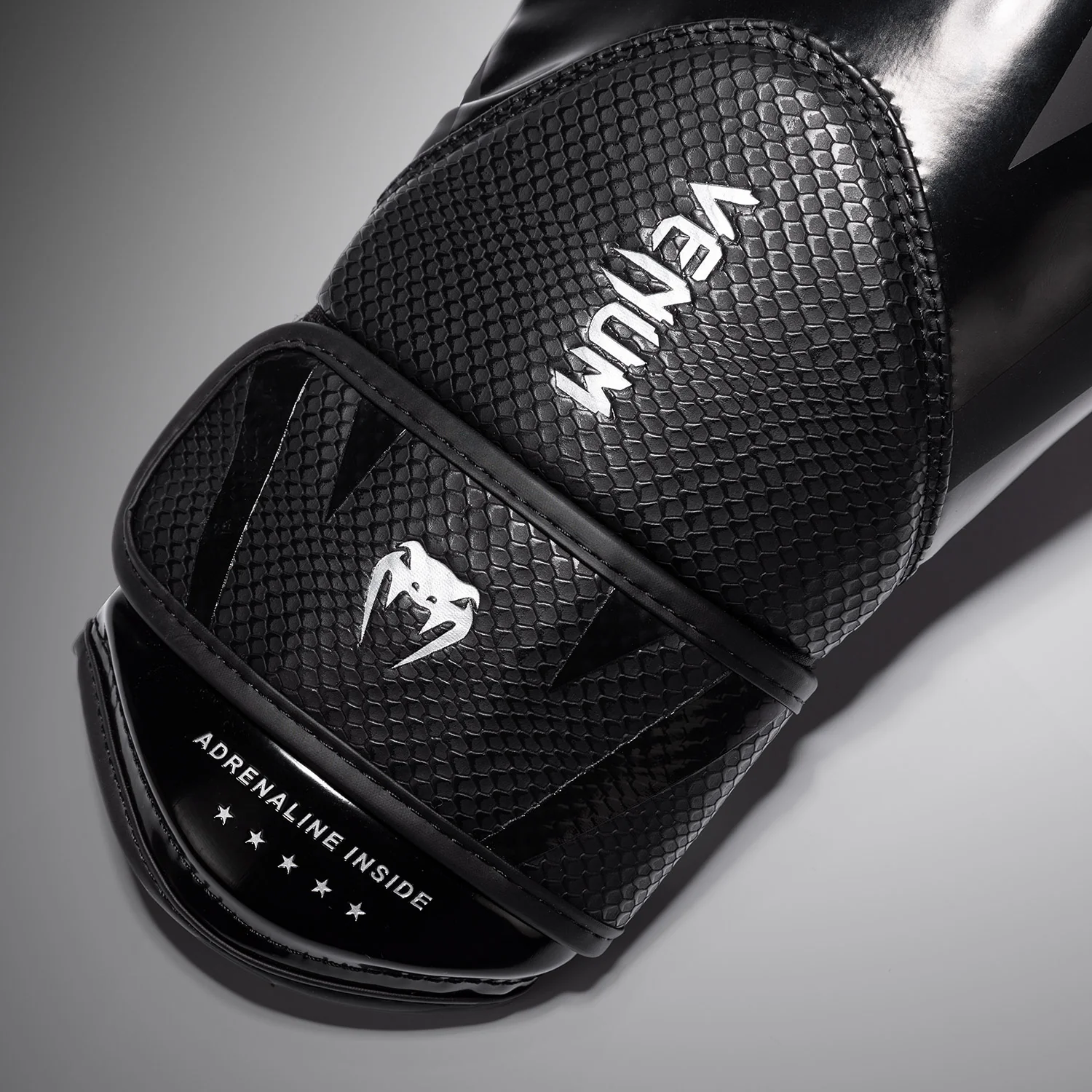 Venum Challenger 4.0 Scales Boxing Gloves - Black - Image 4