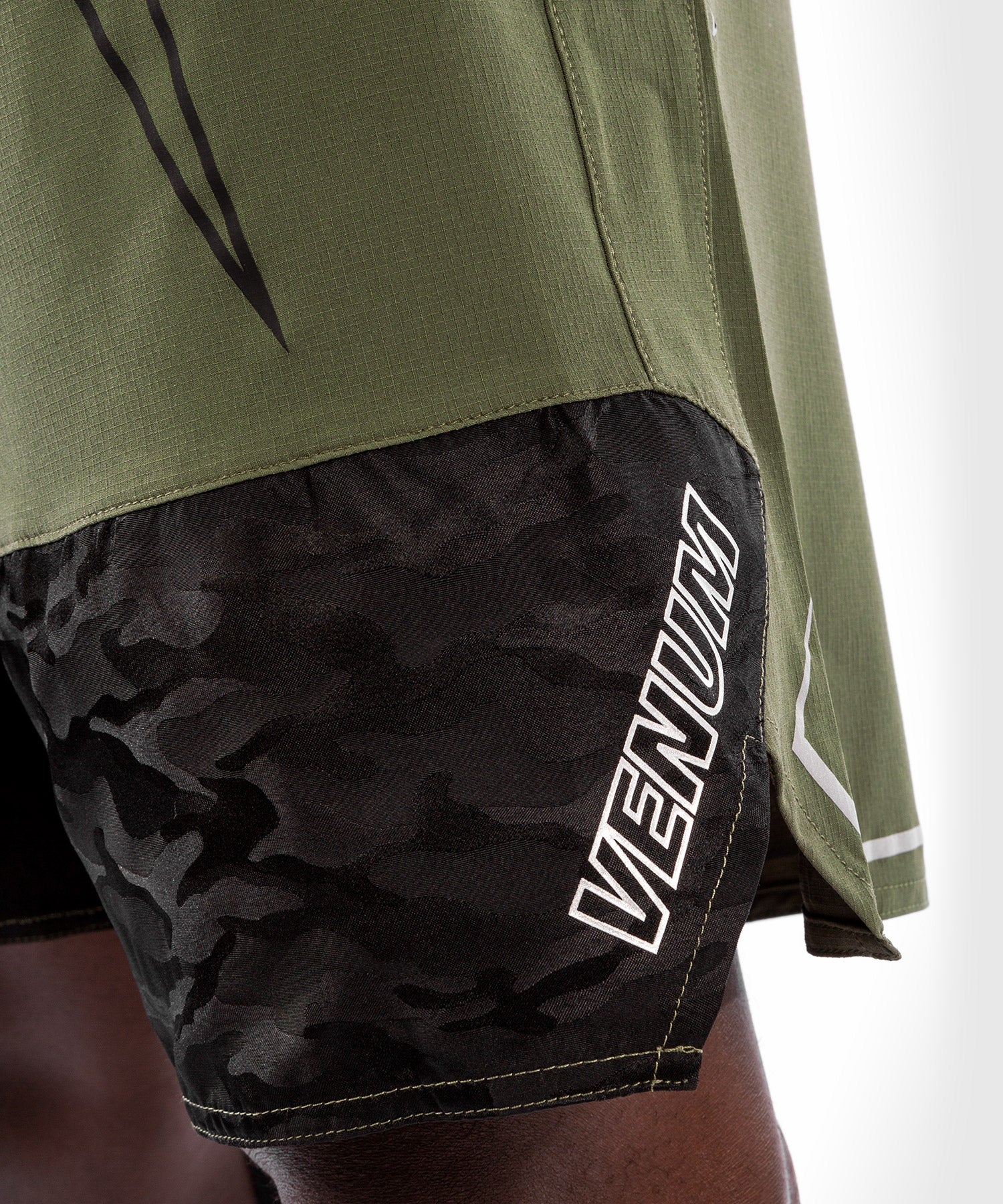 Venum Light 4.0 Fightshort - Khaki/Silver - Image 6