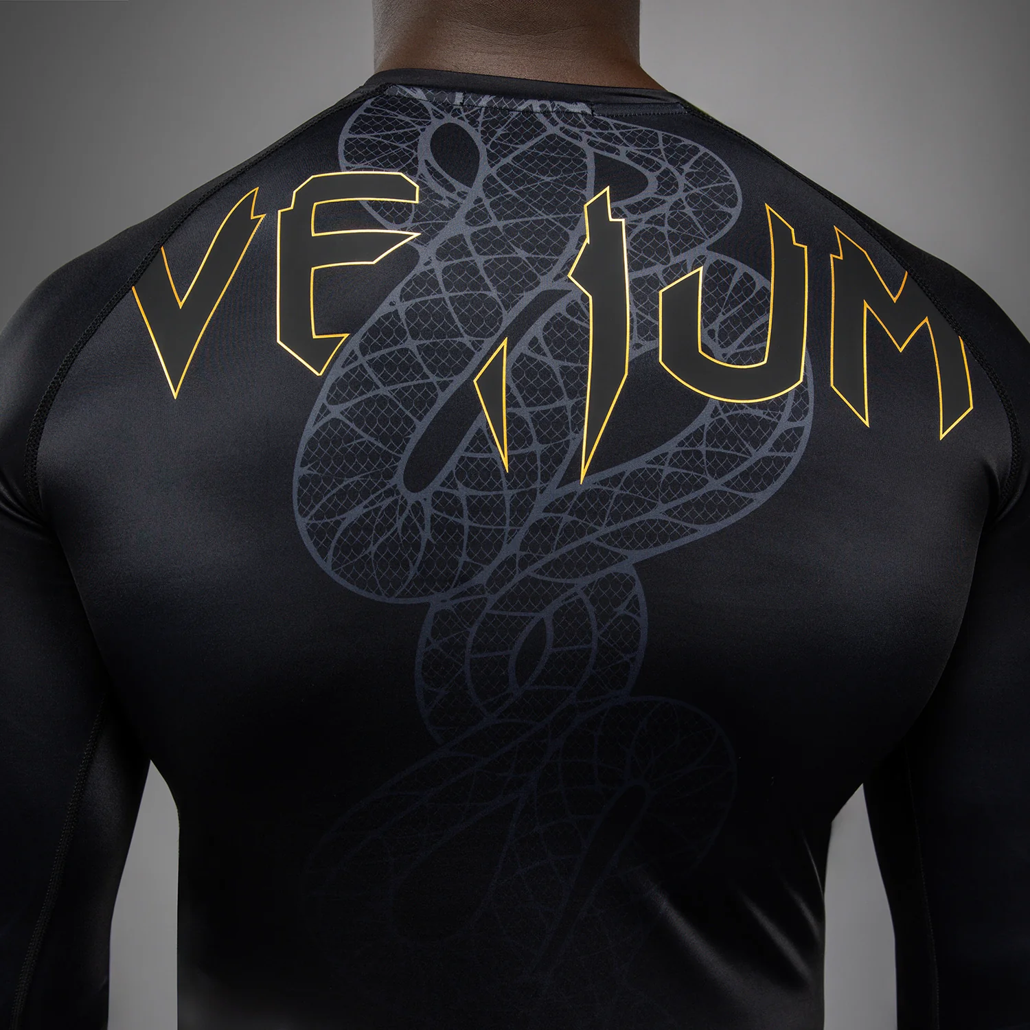 Venum Serpenti Long Sleeve Rashguard - Black/Silver/Gold - Image 6