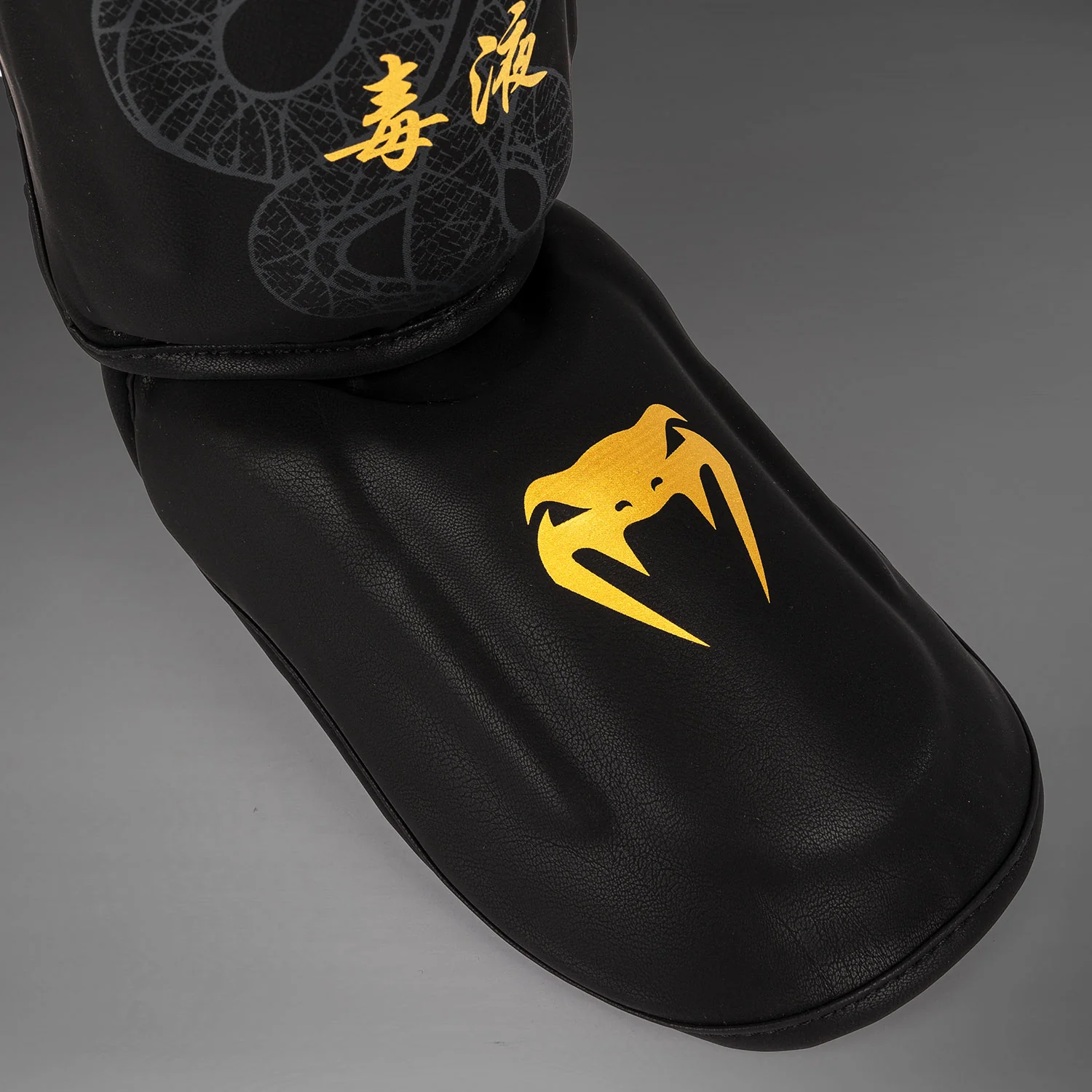 Venum Serpenti Shin Guards - Black/Silver/Gold - Image 3