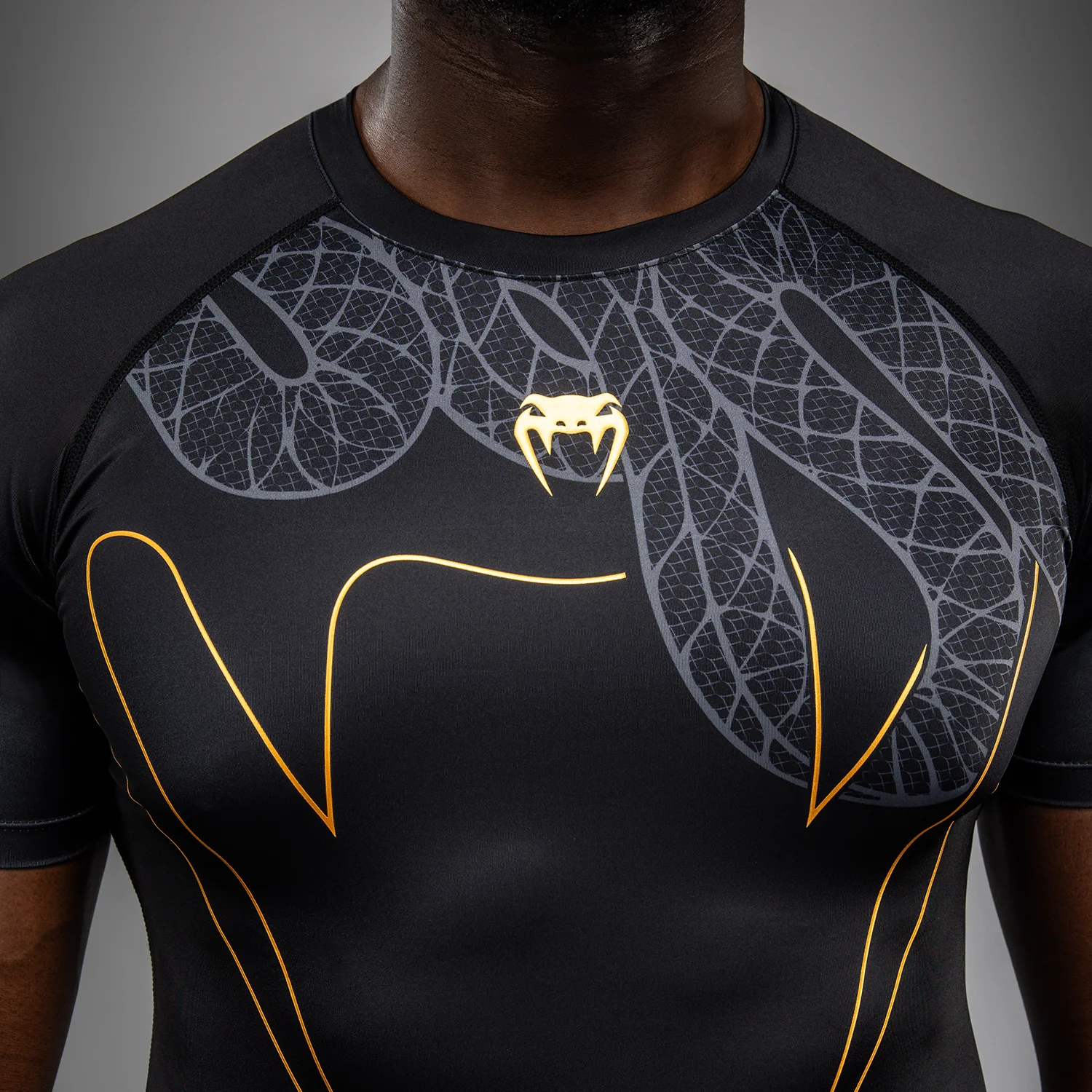 Venum Serpenti Short Sleeve Rashguard - Black/Silver/Gold - Image 6