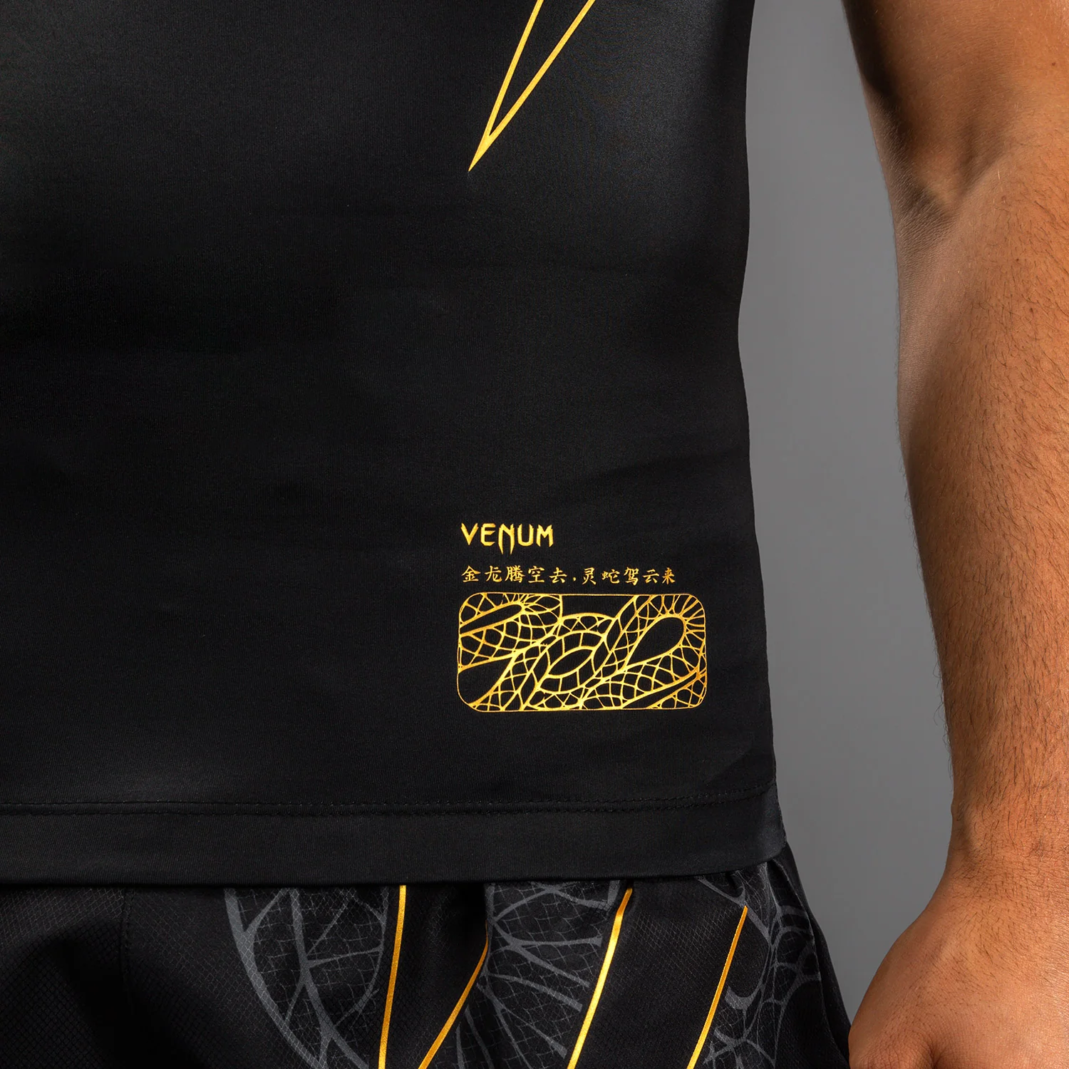 Venum Serpenti Sleeveless Rashguard - Black/Silver/Gold - Image 6