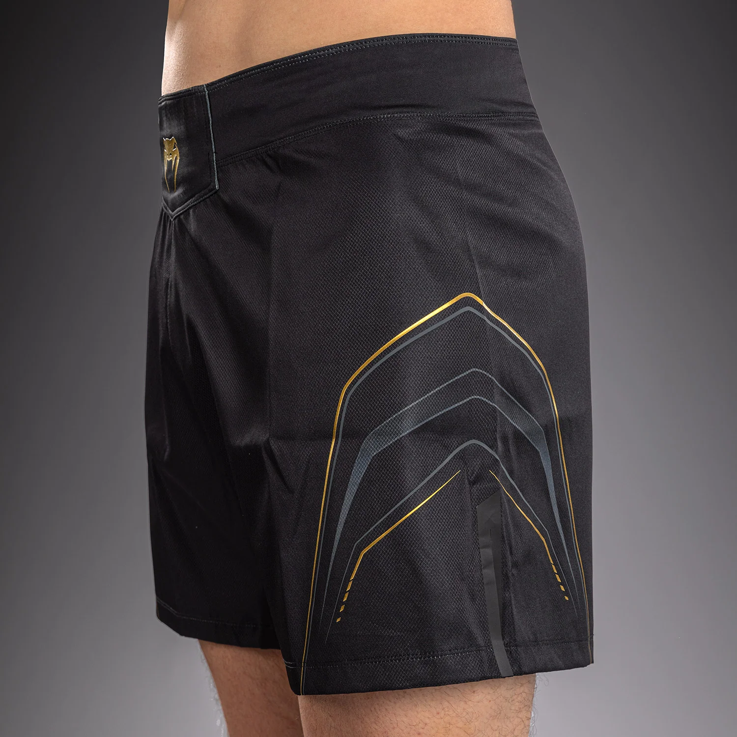 Venum Streamline Fightshorts - Black/Gold - Image 6