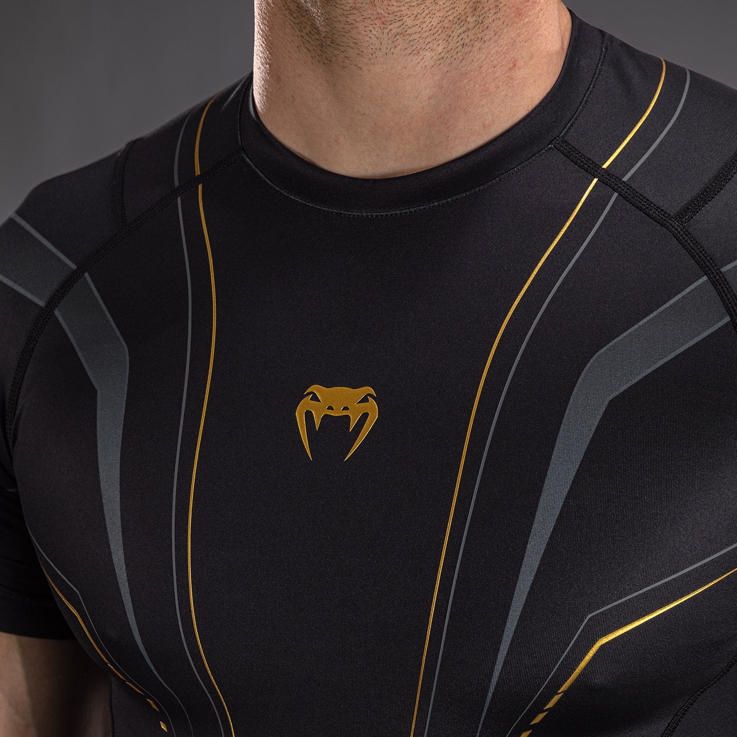 Venum Streamline Short Sleeve Rashguard - Black/Gold - Image 5