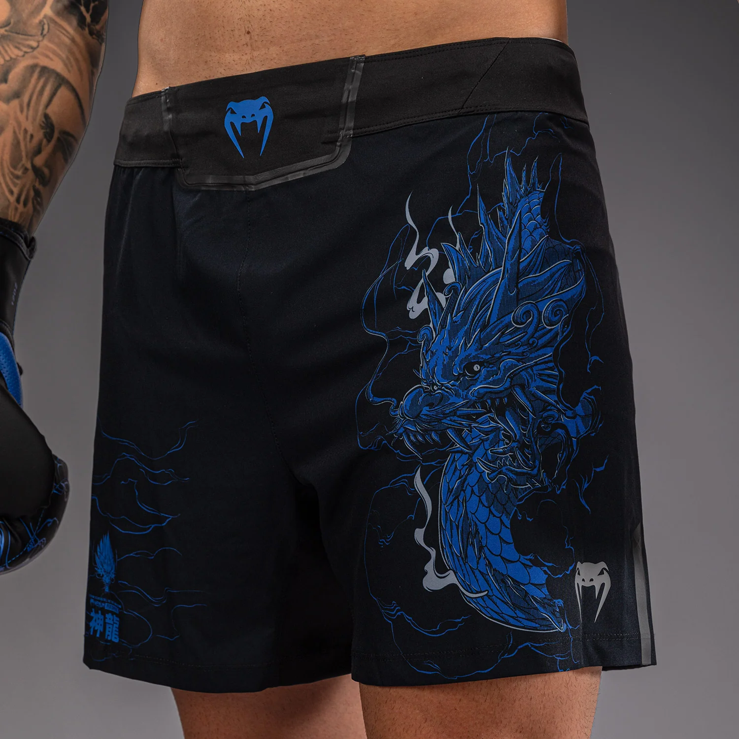 Venum Thunder Dragon Fightshorts - Black/Royal Blue - Image 6