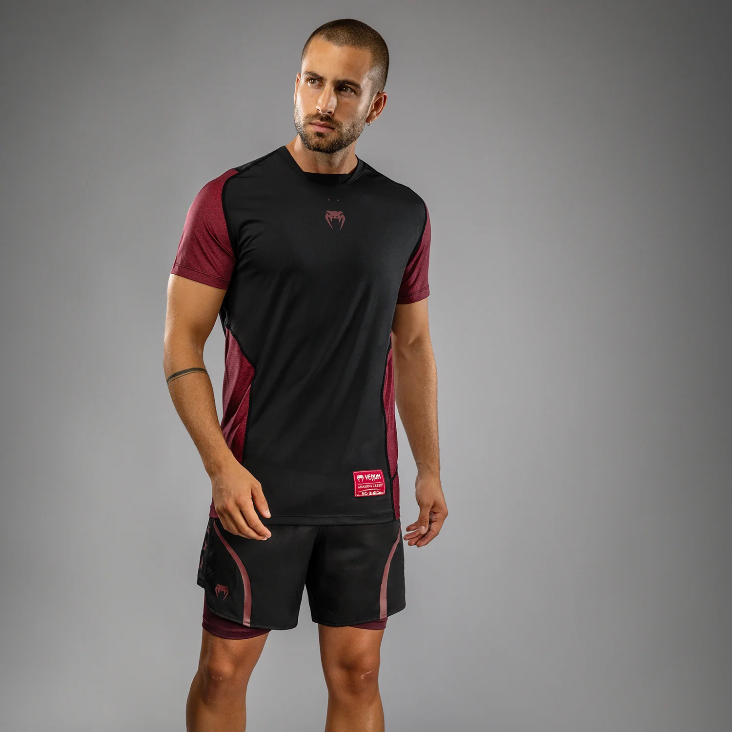 Venum x Assassin’s Creed Shadows Men’s Dry-Tech T-Shirt - Burgundy/Black - Image 3