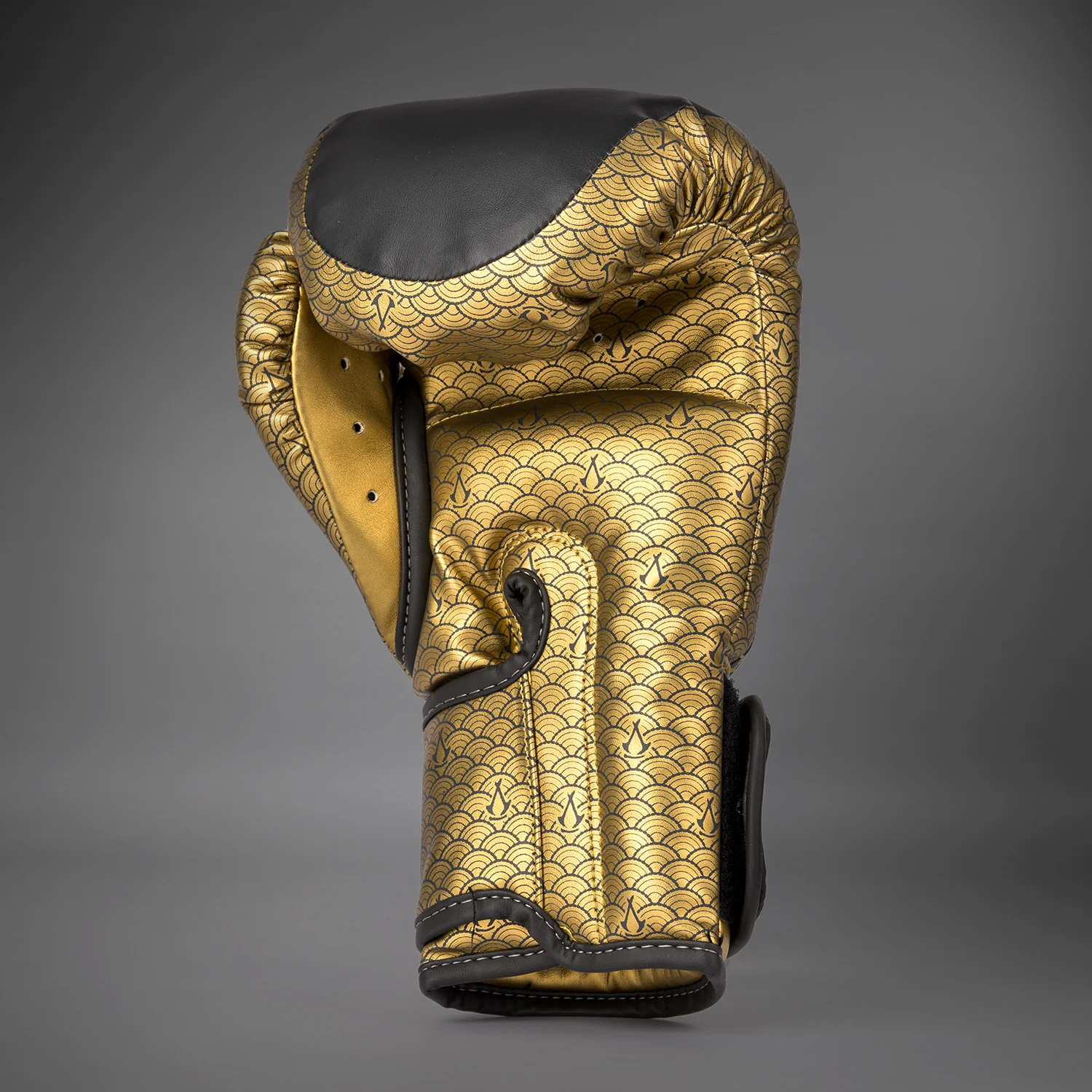 Venum x Assassin's Creed Shadows Boxing Gloves - Black/Gold - Image 3