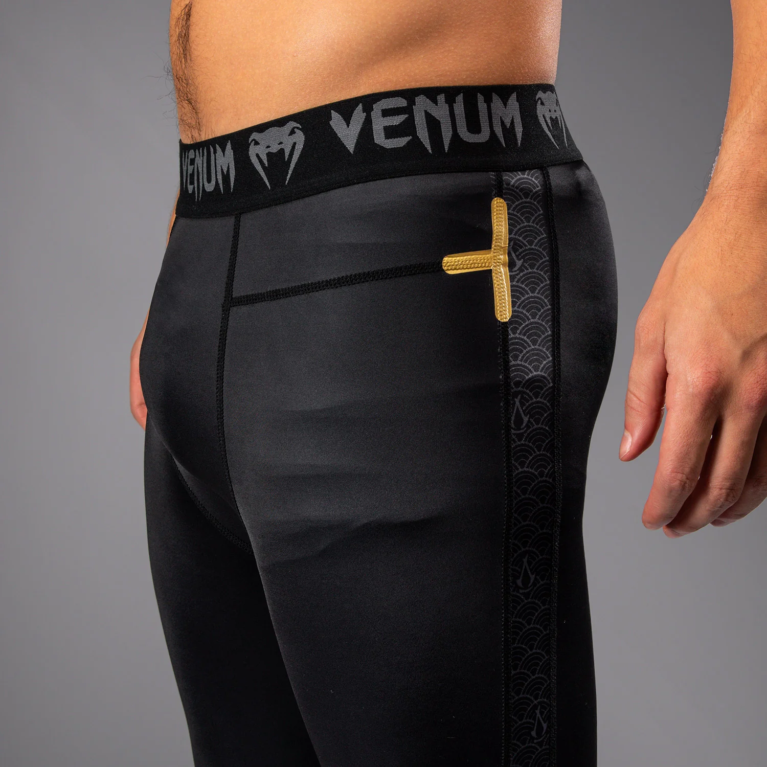 Venum x Assassin's Creed Shadows Spats - Black/Gold - Image 6