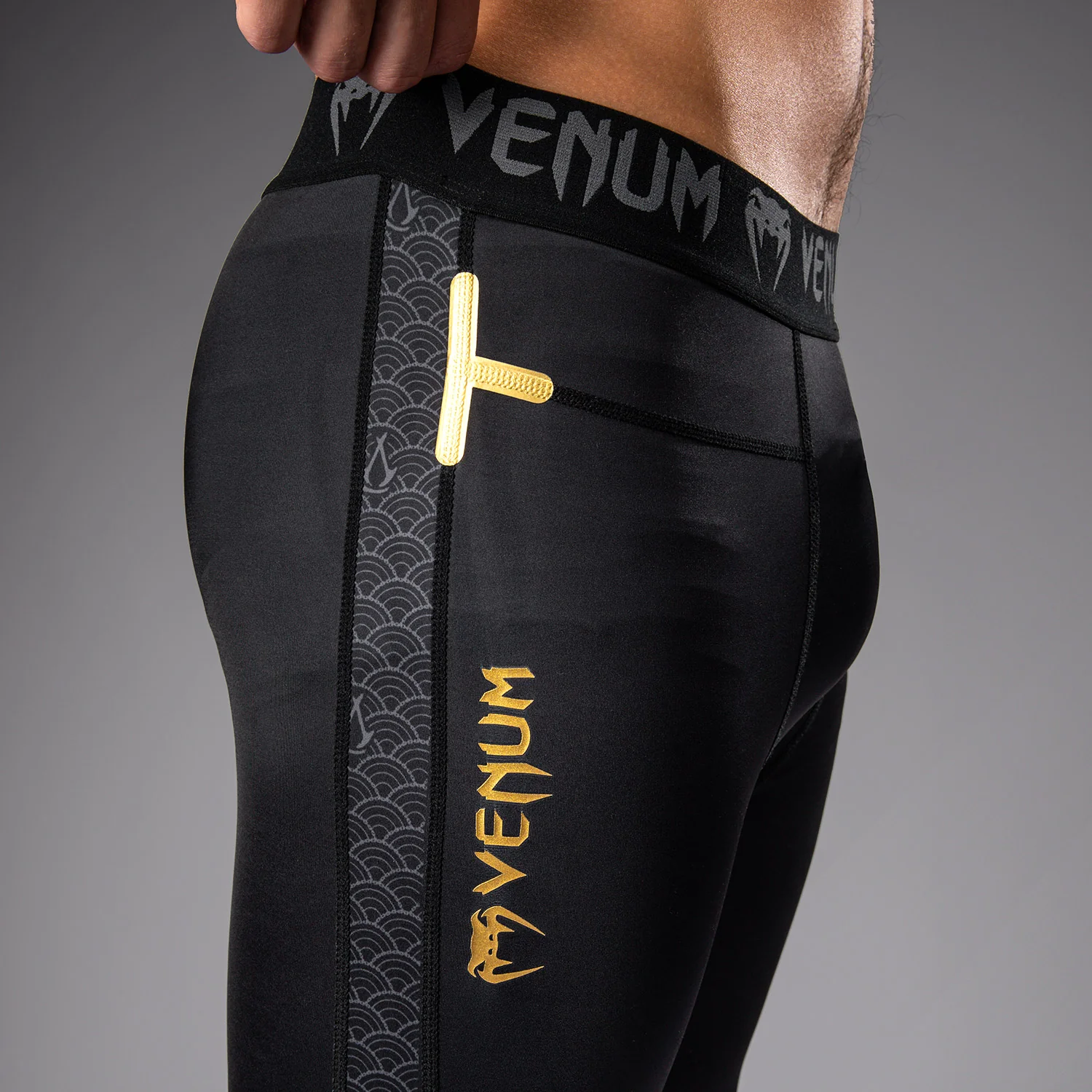 Venum x Assassin's Creed Shadows Spats - Black/Gold - Image 7