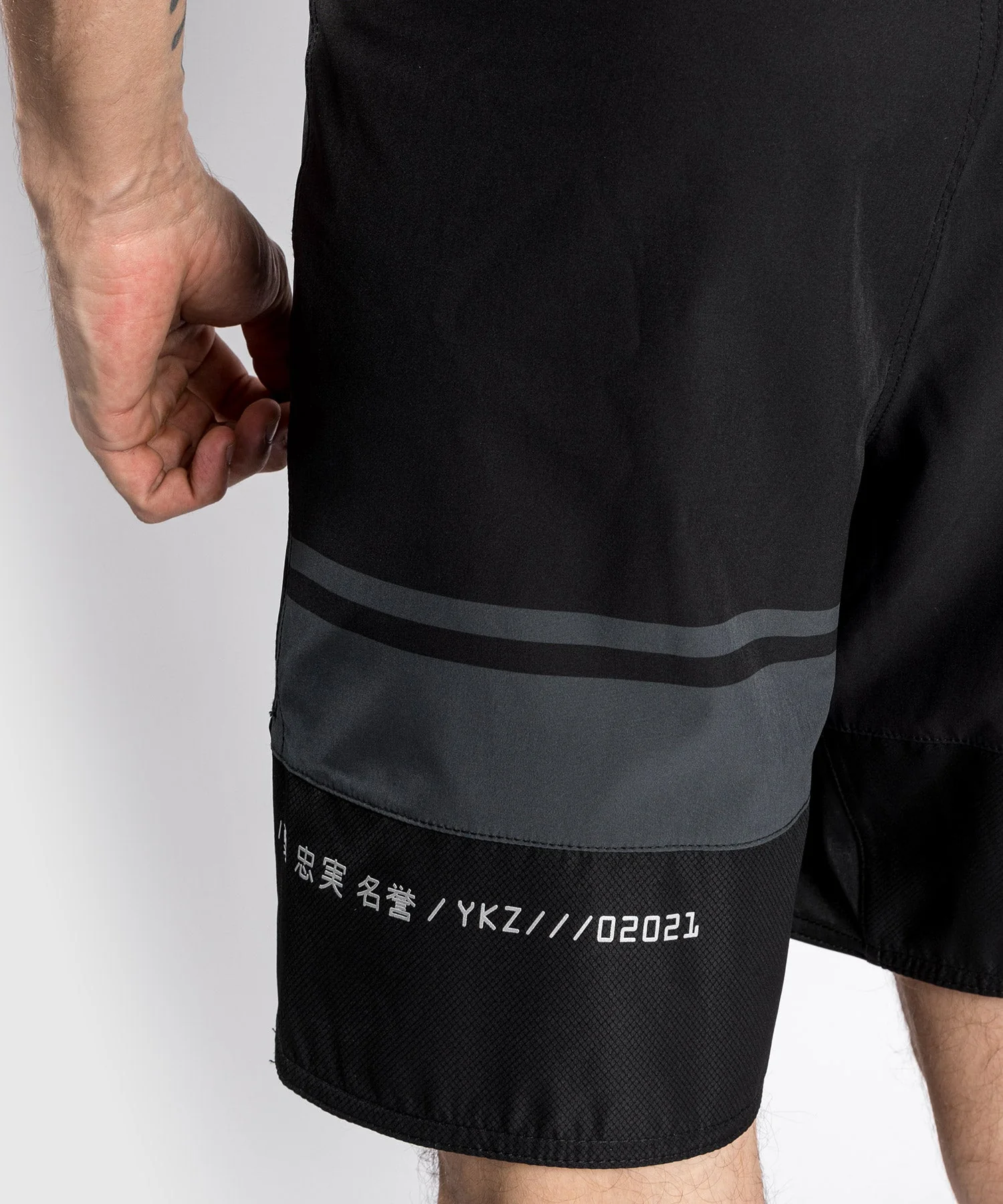 Venum YKZ21 Fightshorts – Black/Black - Image 9